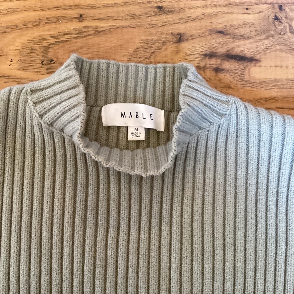 Cute MABEL cropped sweater. - Picture 2 of 3
